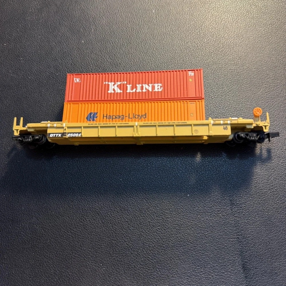 HO Scale TTX DTTX Intermodel Well Car With Two Cargo Containers